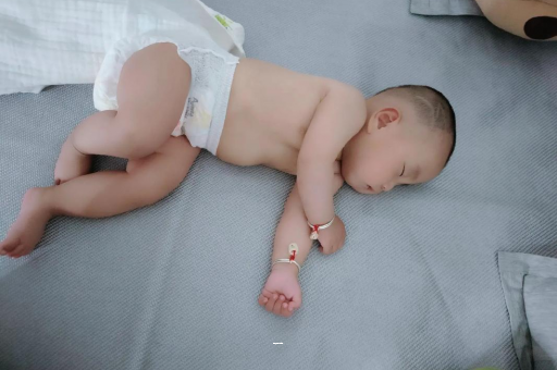 广州供卵包男孩宝宝大便干拉不出来